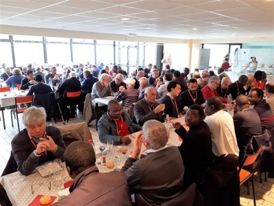 Les prêtres emmenés en bateau au fil de l